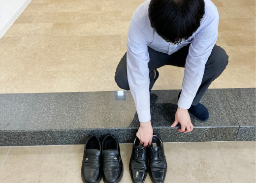 履き物を揃えます